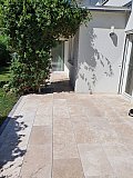 Terrasse mit Travertinplatten